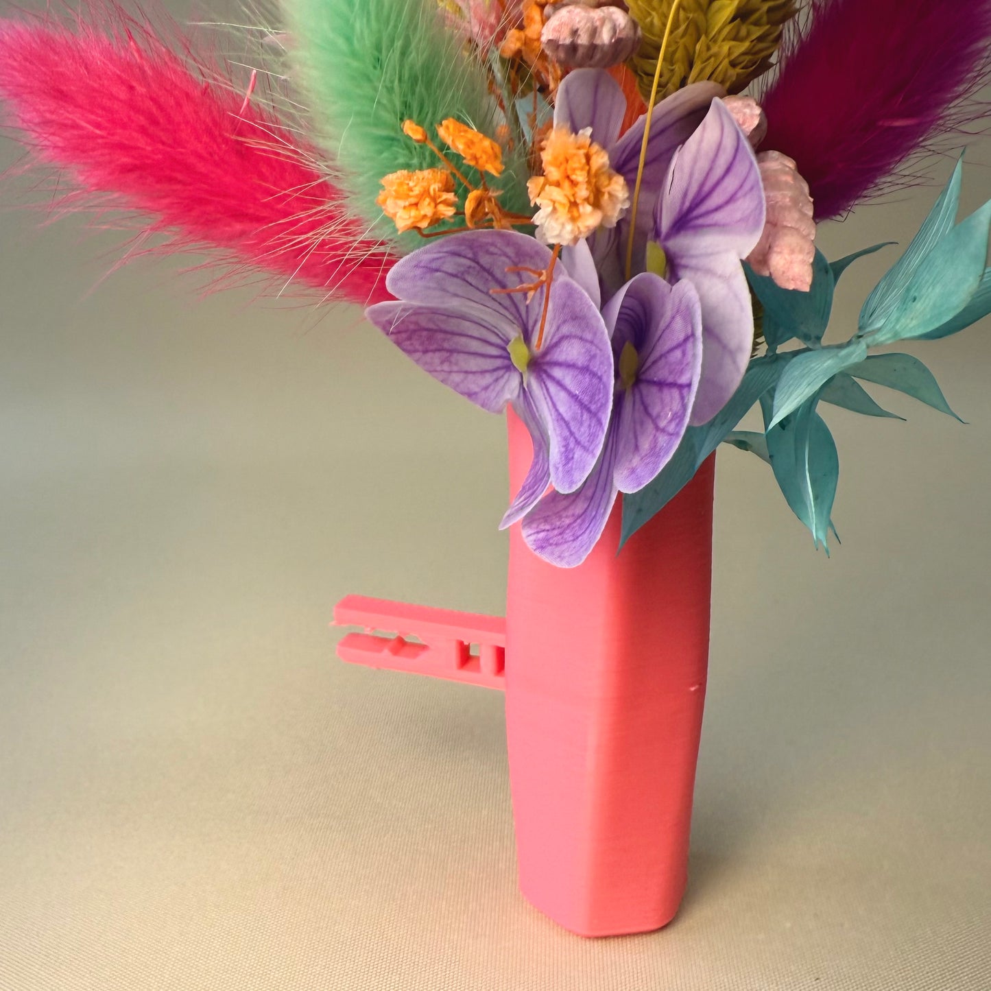 Autovase mit Trockenblumen