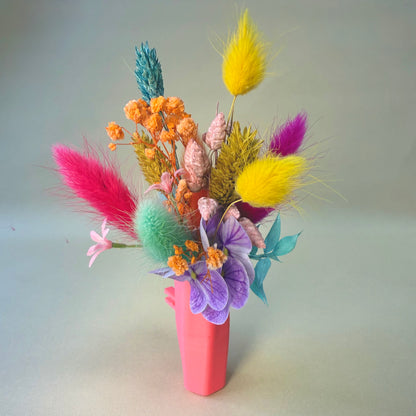 Autovase mit Trockenblumen